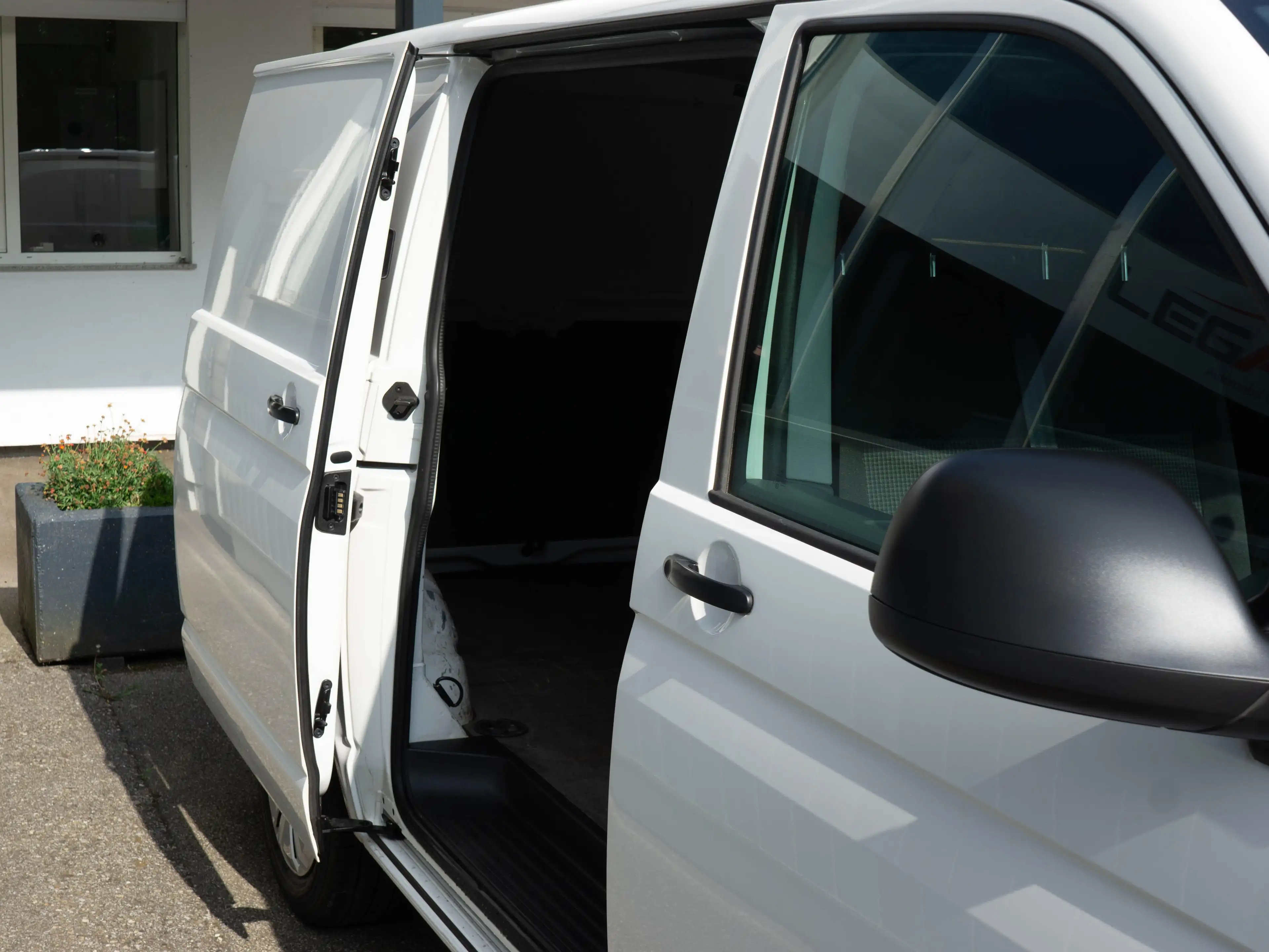 Volkswagen T6.1 Transporter FWD — photo 12