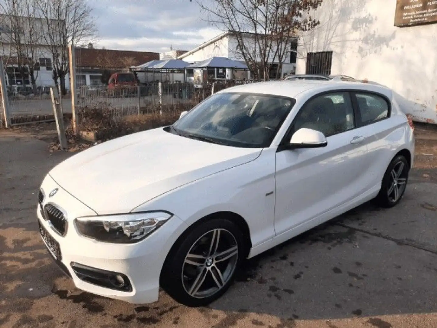 BMW 116 i Sport Line / EURO 6 /Einparkhilfe /SHZ Silber - 1