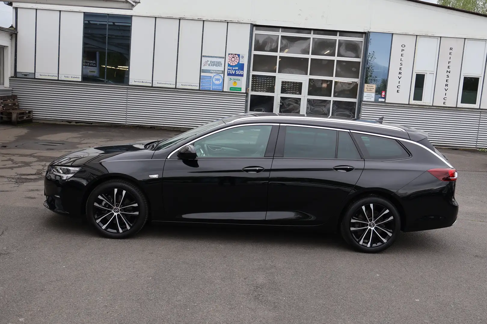 Opel Insignia ST 2.0 Turbo AT9 Ultimate+AHK+ACC+ Schwarz - 2