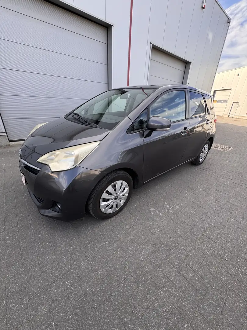 Toyota Verso-S Basis Gris - 1