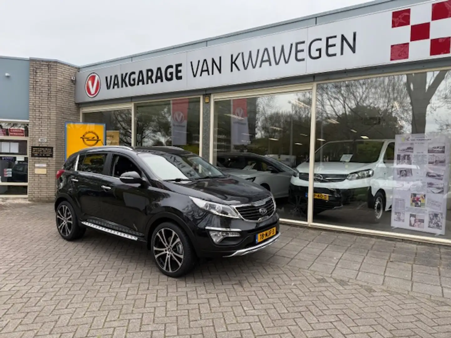 Kia Sportage 2.0 CVVT 2WD AUTOMAAT TREKHAAK L.M. Černá - 2