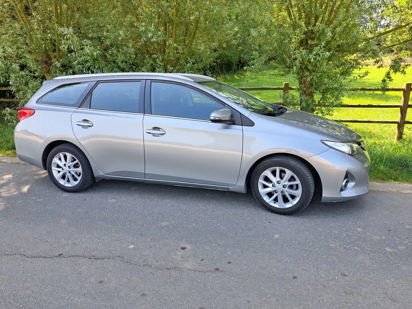 Toyota Auris 1.33 Dual-VVT-i Touring Sports Comfort - 1