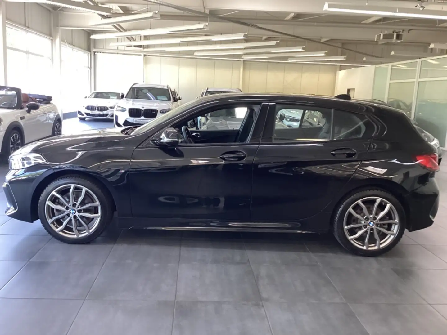 BMW 120 iA M Sport 18'' Comf.Pak. LCProf HiFi LenkHzg adLE Schwarz - 2