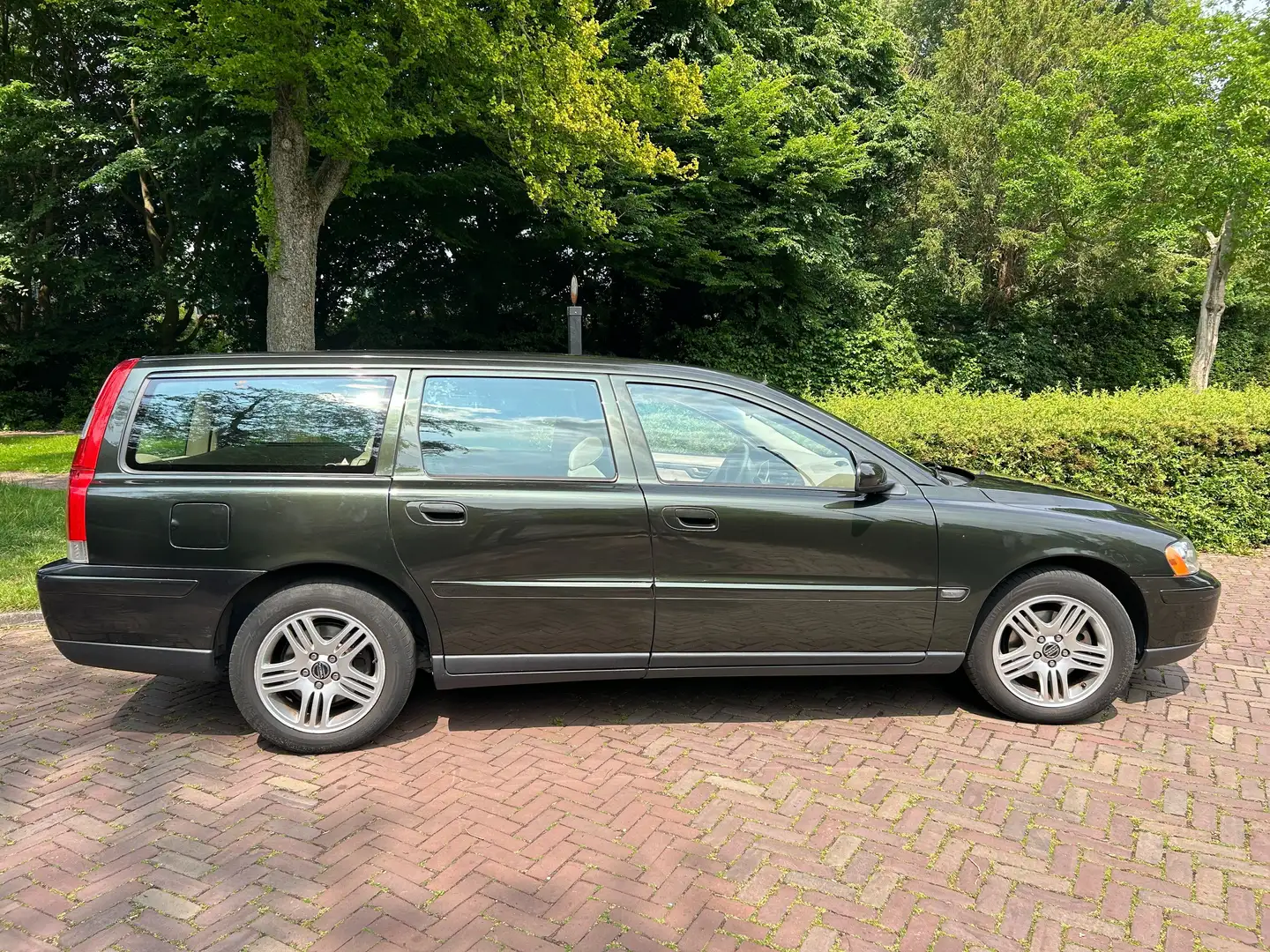Volvo V70 V70 2.4 Momentum Groen - 1
