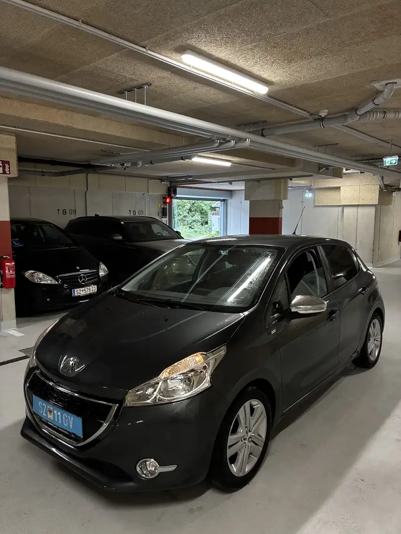 Peugeot 208 Style 1,2 VTi 82 Grau - 1