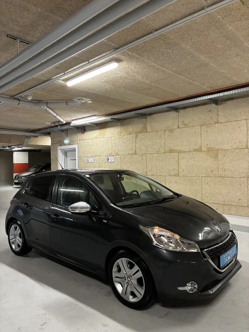 Peugeot 208 Style 1,2 VTi 82 Grau - 2