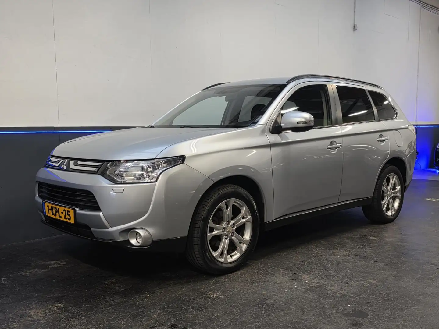 Mitsubishi Outlander 2.0 Intense+ | Automaat | 7 persoons Grijs - 2