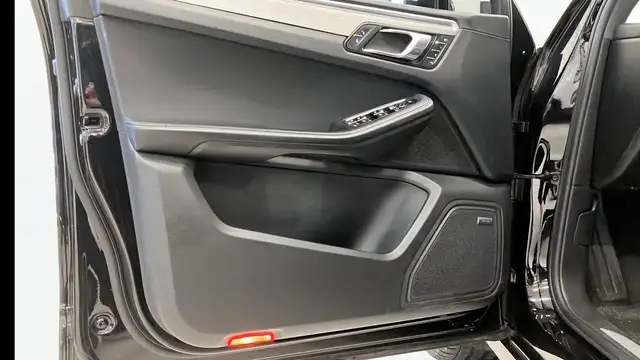Porsche Macan view 16