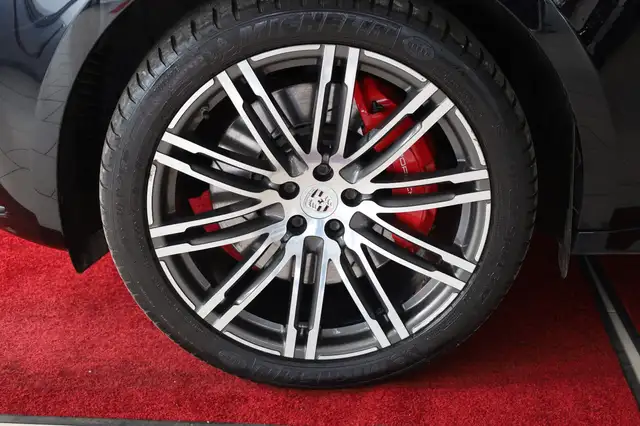 Porsche Macan view 11