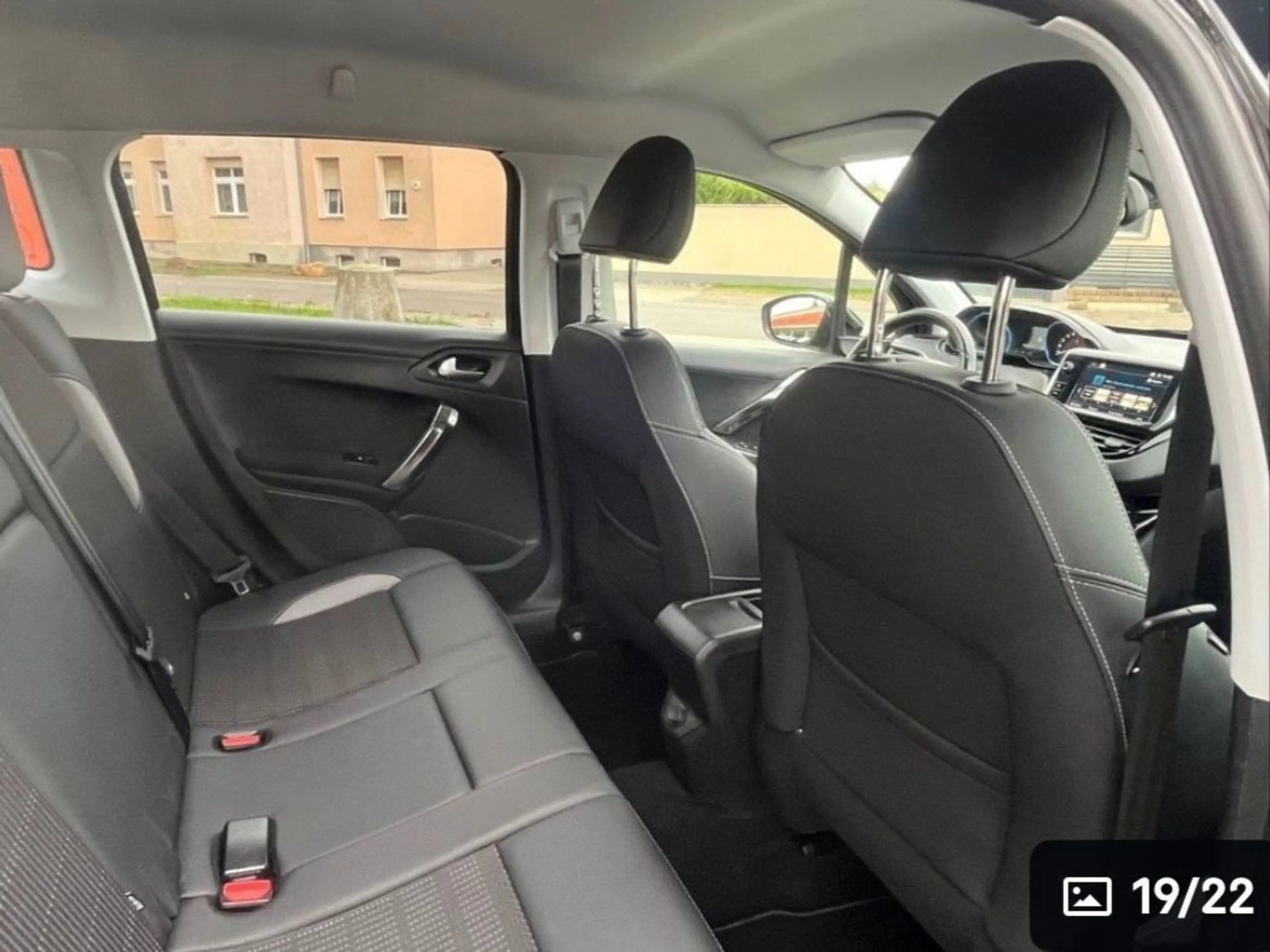 Peugeot 2008 1.2 PureTech Allure*Kamera*Automatik*DAB* — photo 16