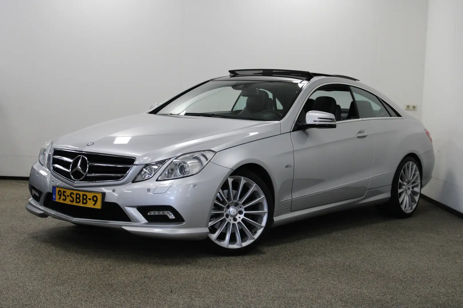 Mercedes-Benz E 200 Coupé CGI Avantgarde Pano|Clima|Leer|PDC Grijs - 1