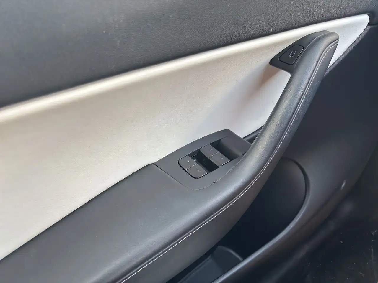 Tesla Model Y снимка Tesla Model Y