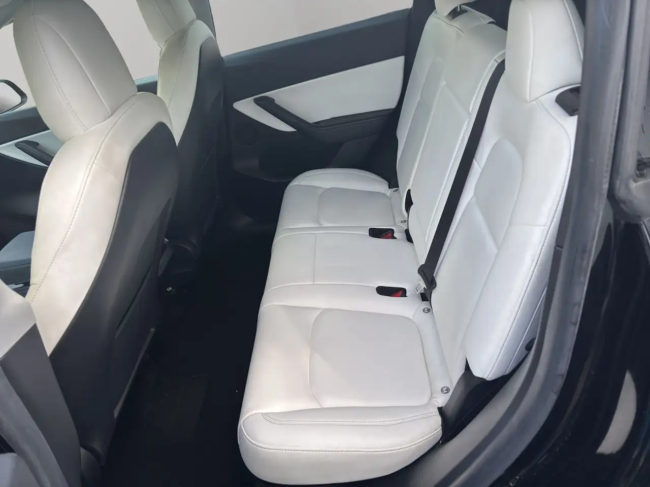Tesla Model Y снимка Tesla Model Y