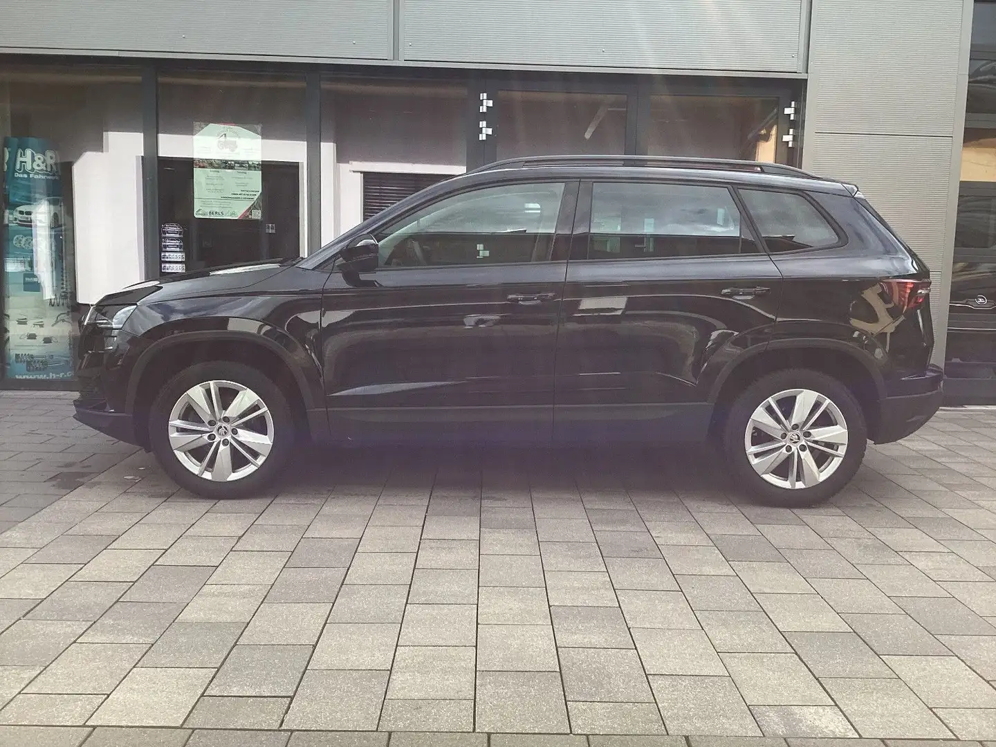 Skoda Karoq 1,5 TSI DSG Tour LED+Navi+ACC+AHK+Kam Negro - 1