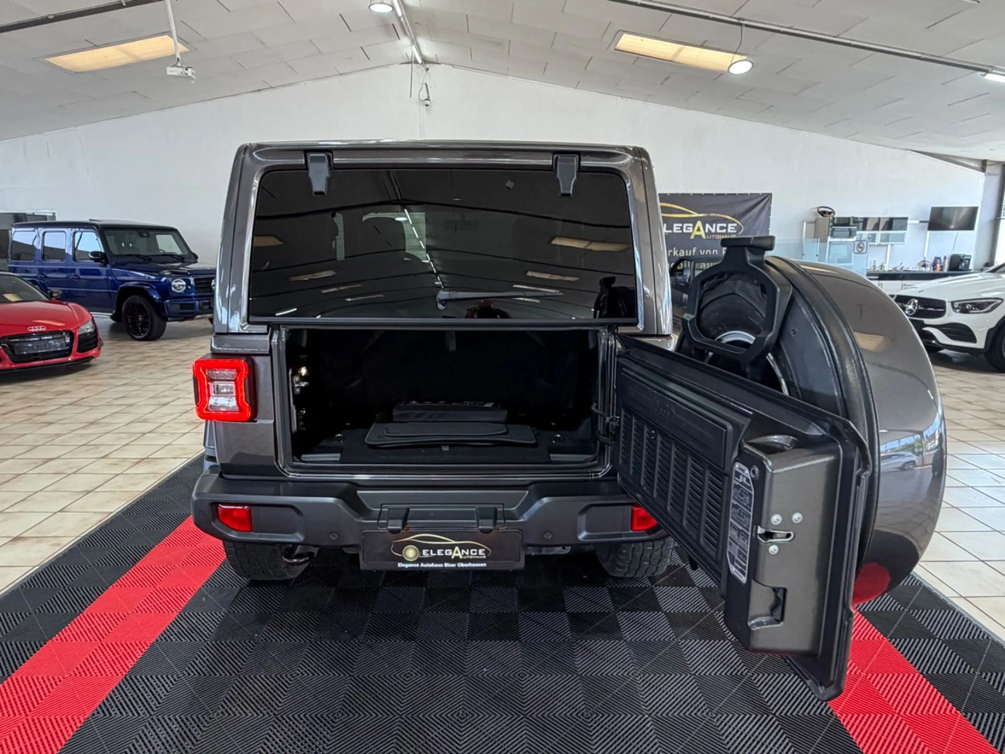 Jeep Wrangler / Wrangler Unlimited Sahara — photo 15