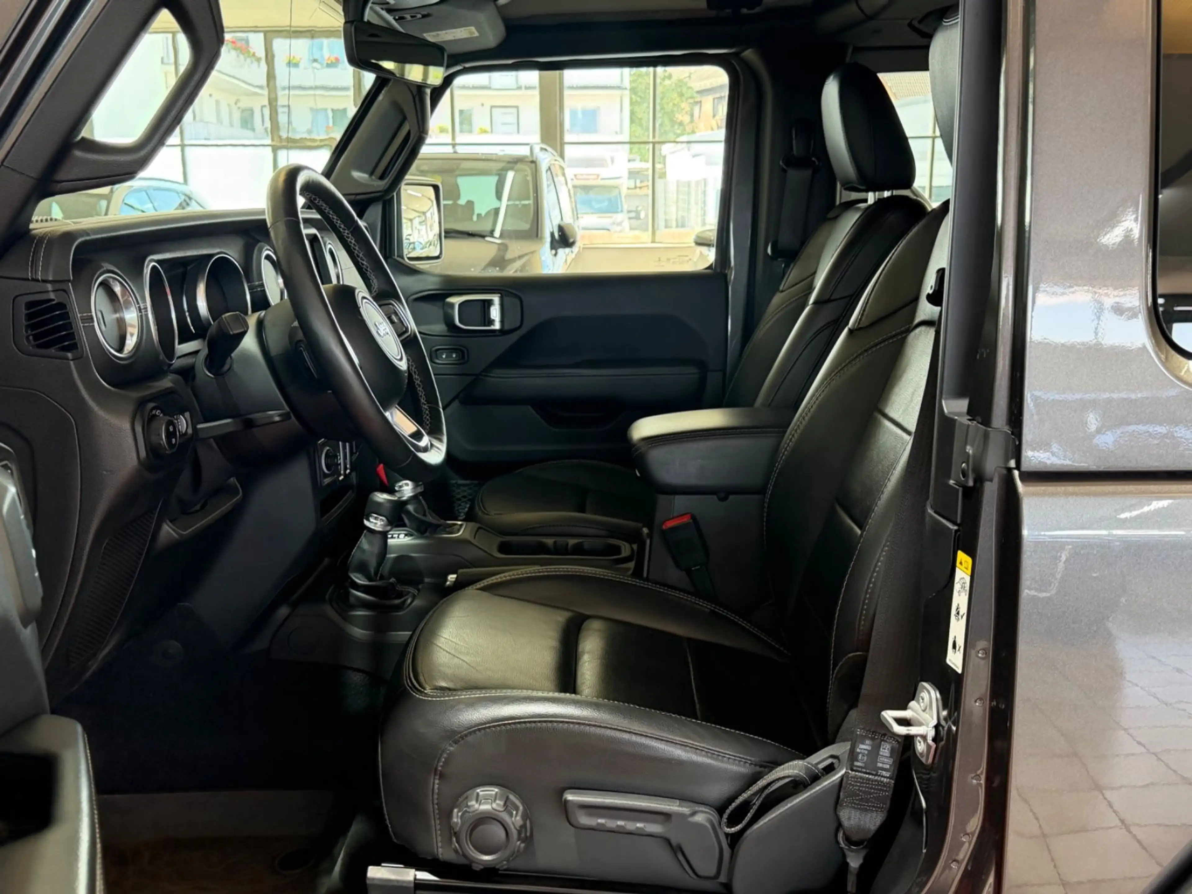 Jeep Wrangler / Wrangler Unlimited Sahara — photo 11