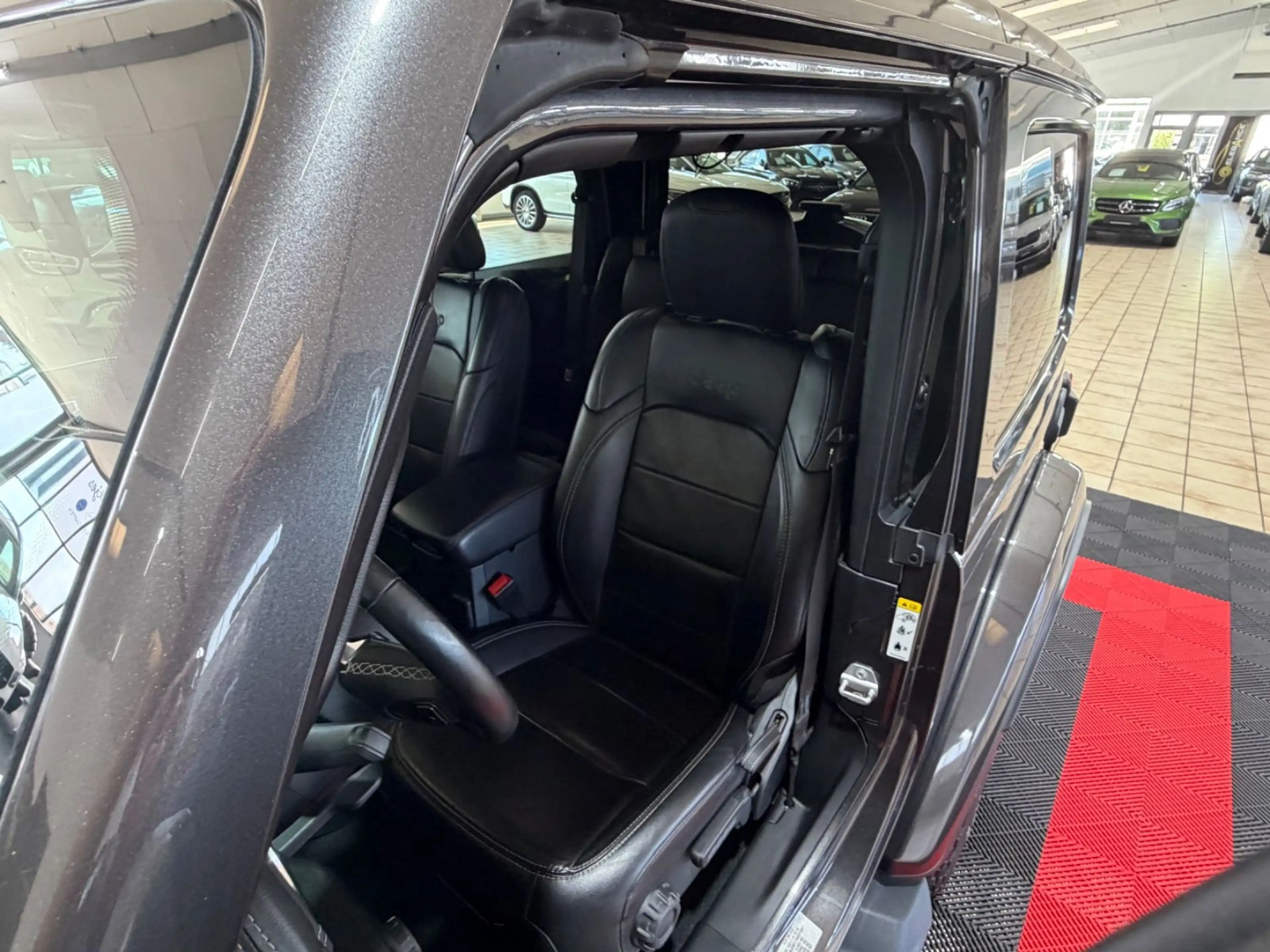 Jeep Wrangler / Wrangler Unlimited Sahara — photo 14