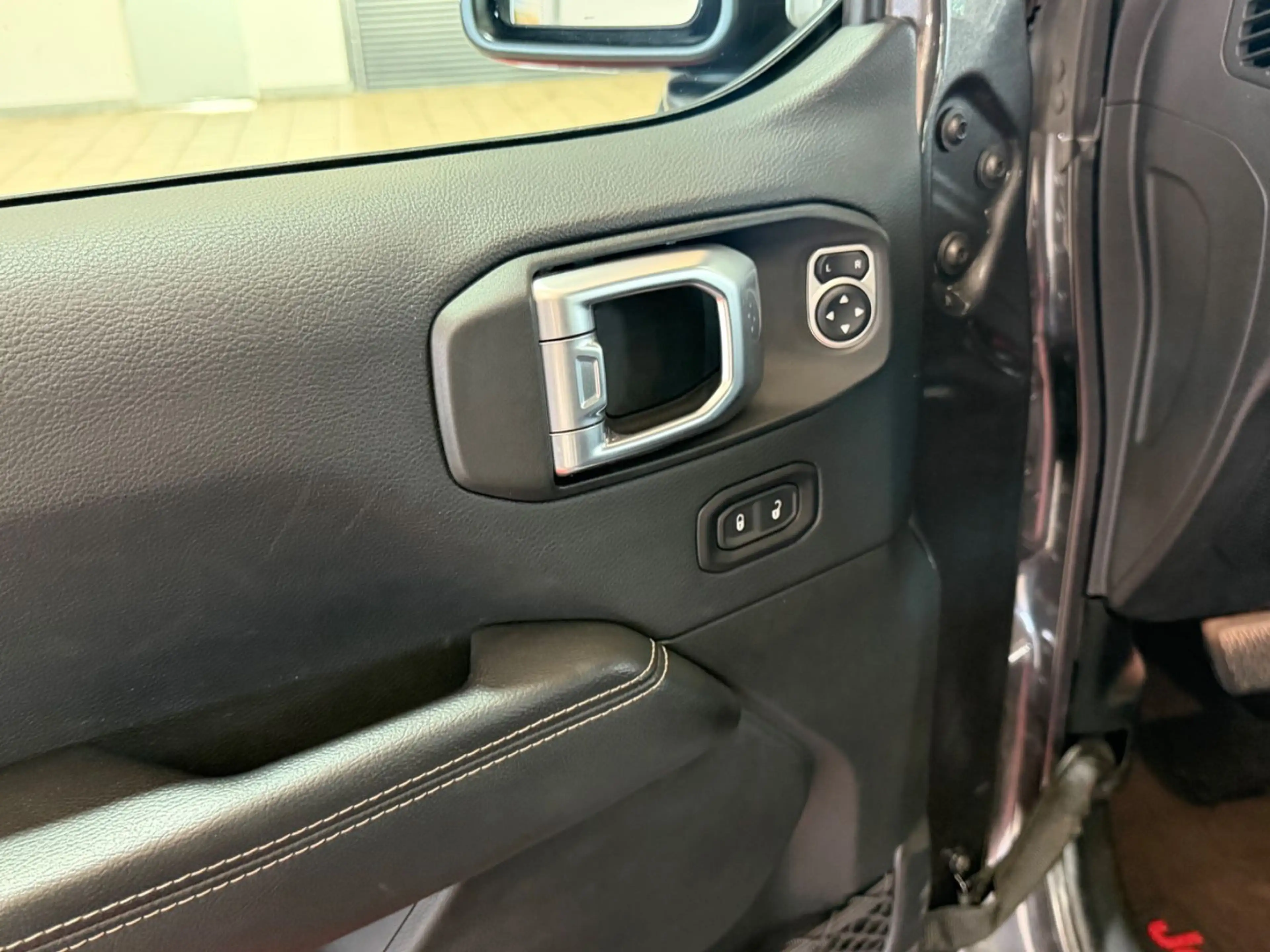 Jeep Wrangler / Wrangler Unlimited Sahara — photo 10