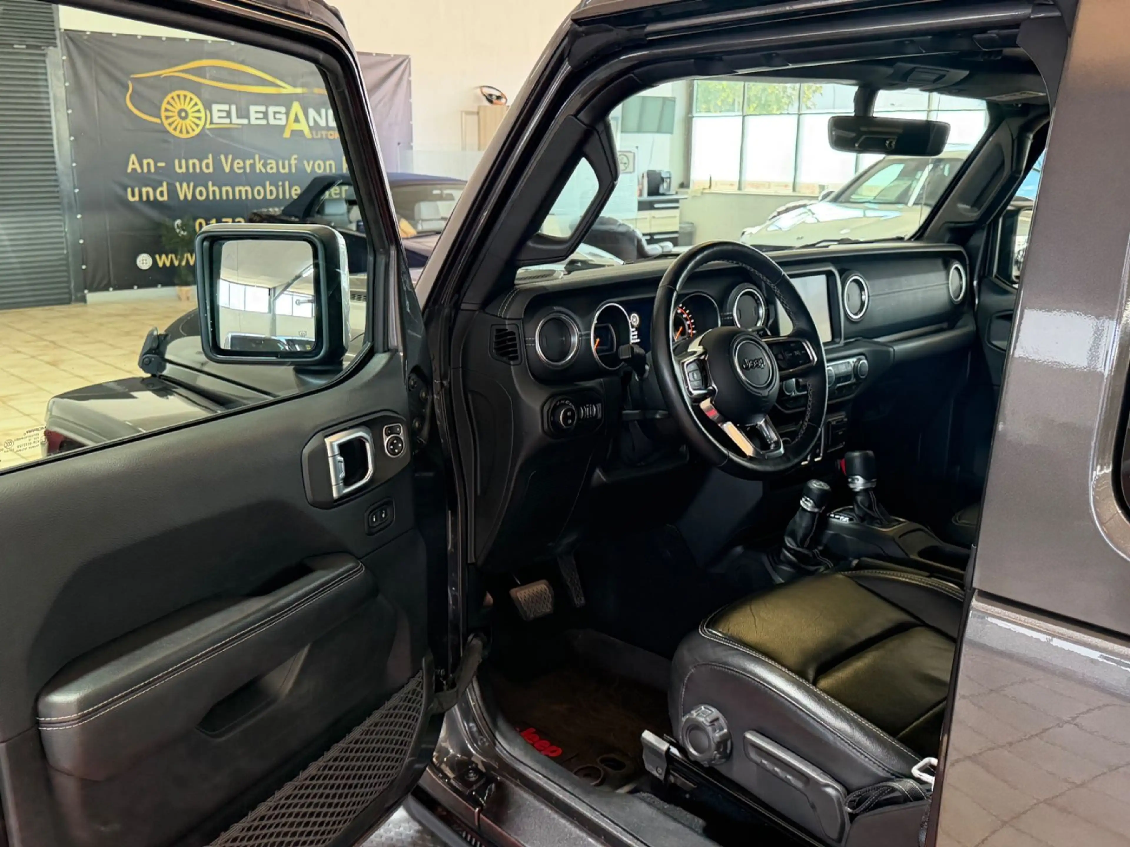 Jeep Wrangler / Wrangler Unlimited Sahara — photo 9