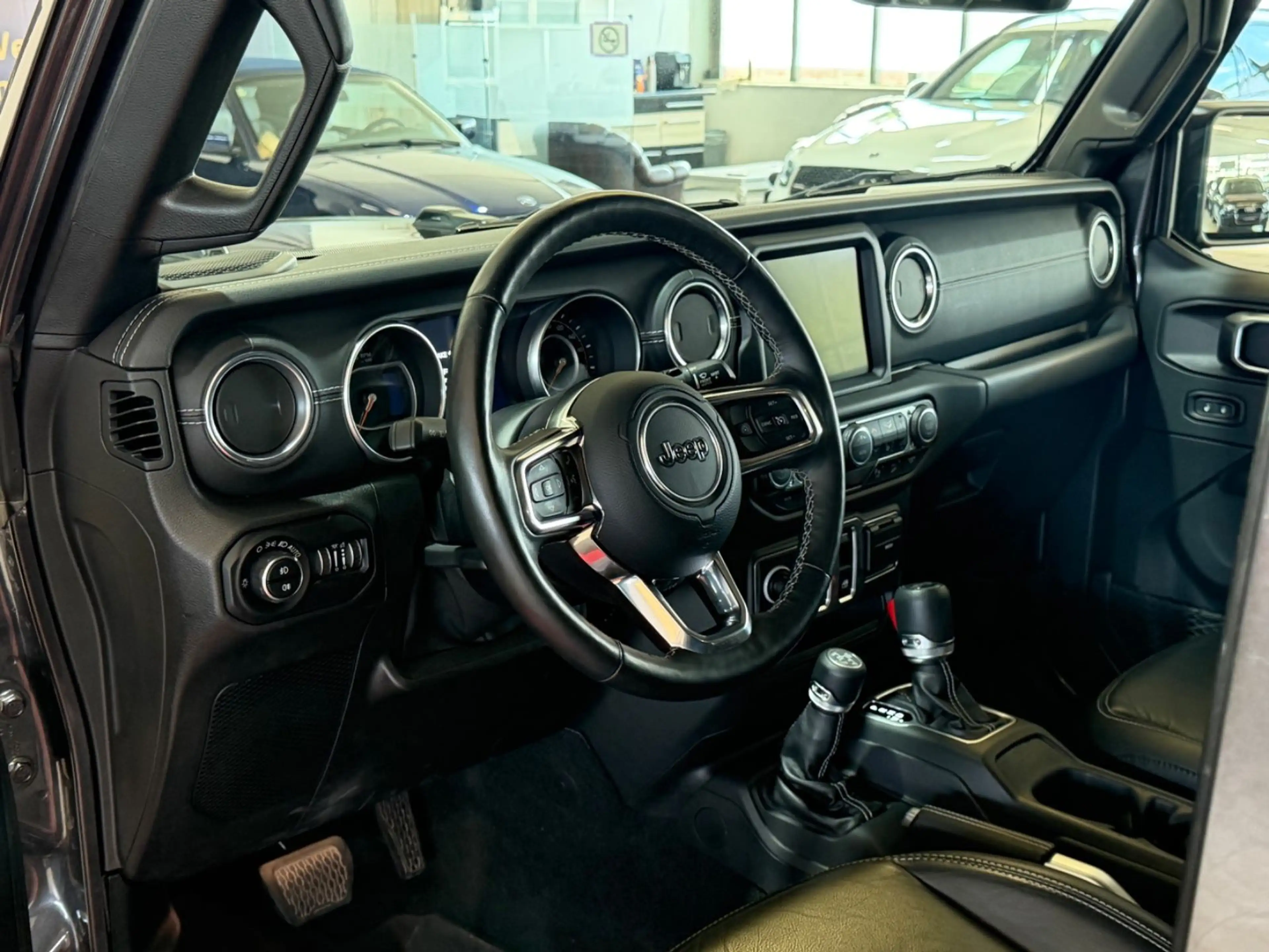 Jeep Wrangler / Wrangler Unlimited Sahara — photo 13