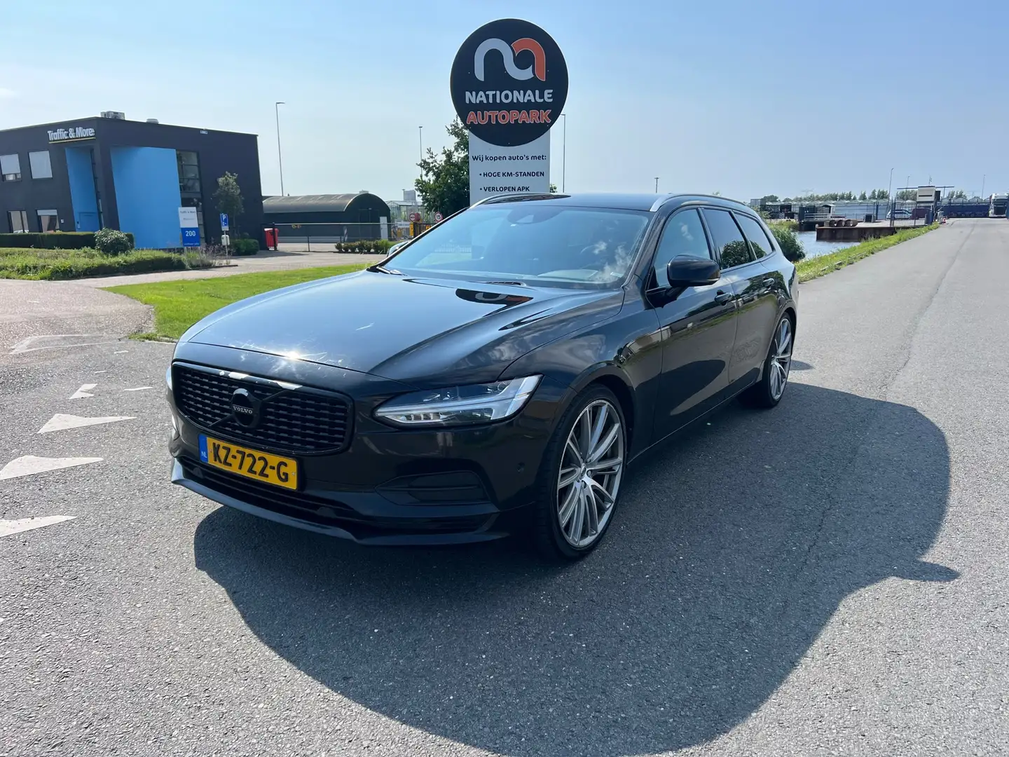 Volvo V90 2017 * 2.0 D4 Momentum * LMV * LED * AUTOMAAT * EL Zwart - 1