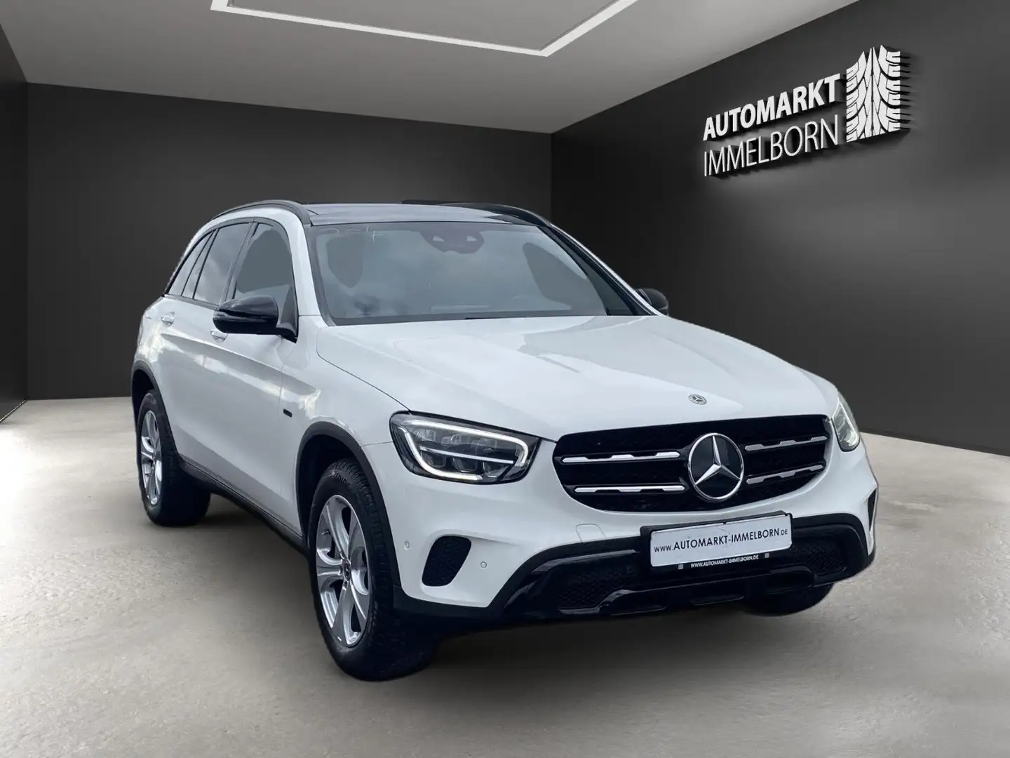 Mercedes-Benz GLC 300 e 18*Night*Pano*AHK*Distro*Leder*LED*DAB Белый - 2