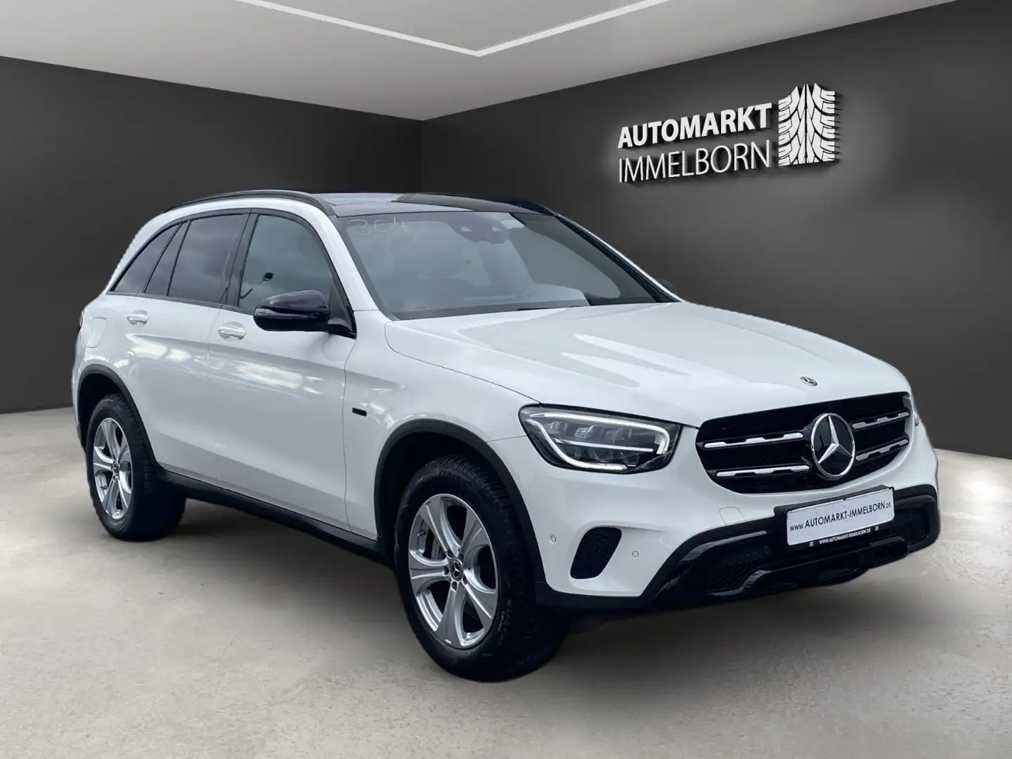 Mercedes-Benz GLC 300 e 18*Night*Pano*AHK*Distro*Leder*LED*DAB Белый - 1