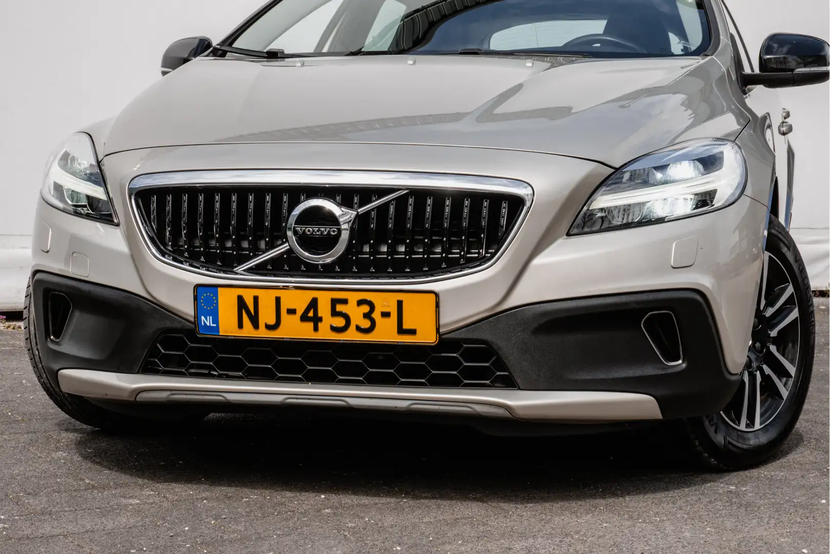 Volvo V40 Cross Country 2.0 D2 Nordic+ Trekhaak/ Stoelverwarming/ Standkac Grau - 2
