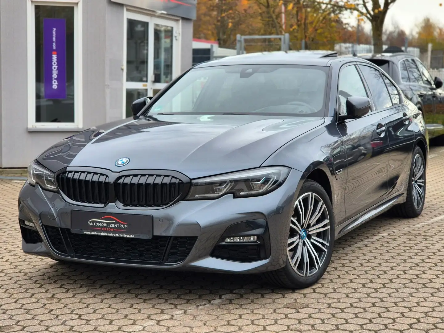 BMW 330 e M Sport Laser/HuD/LiveCockpit/Ambiente/HiFi Grau - 1