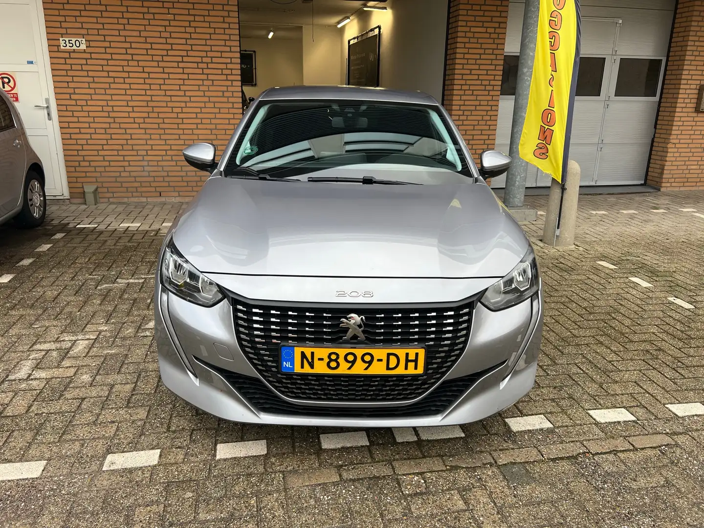 Peugeot 208 1.2 PureTech Blue Lease Active Automaat Grijs - 2