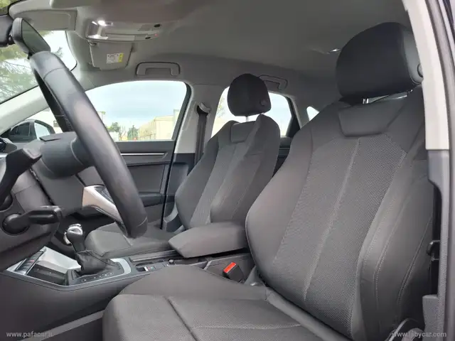 Audi Q3 view 8