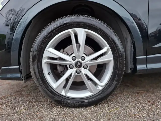 Audi Q3 view 5