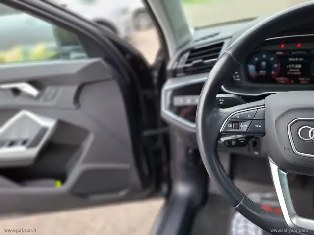Audi Q3 view 11