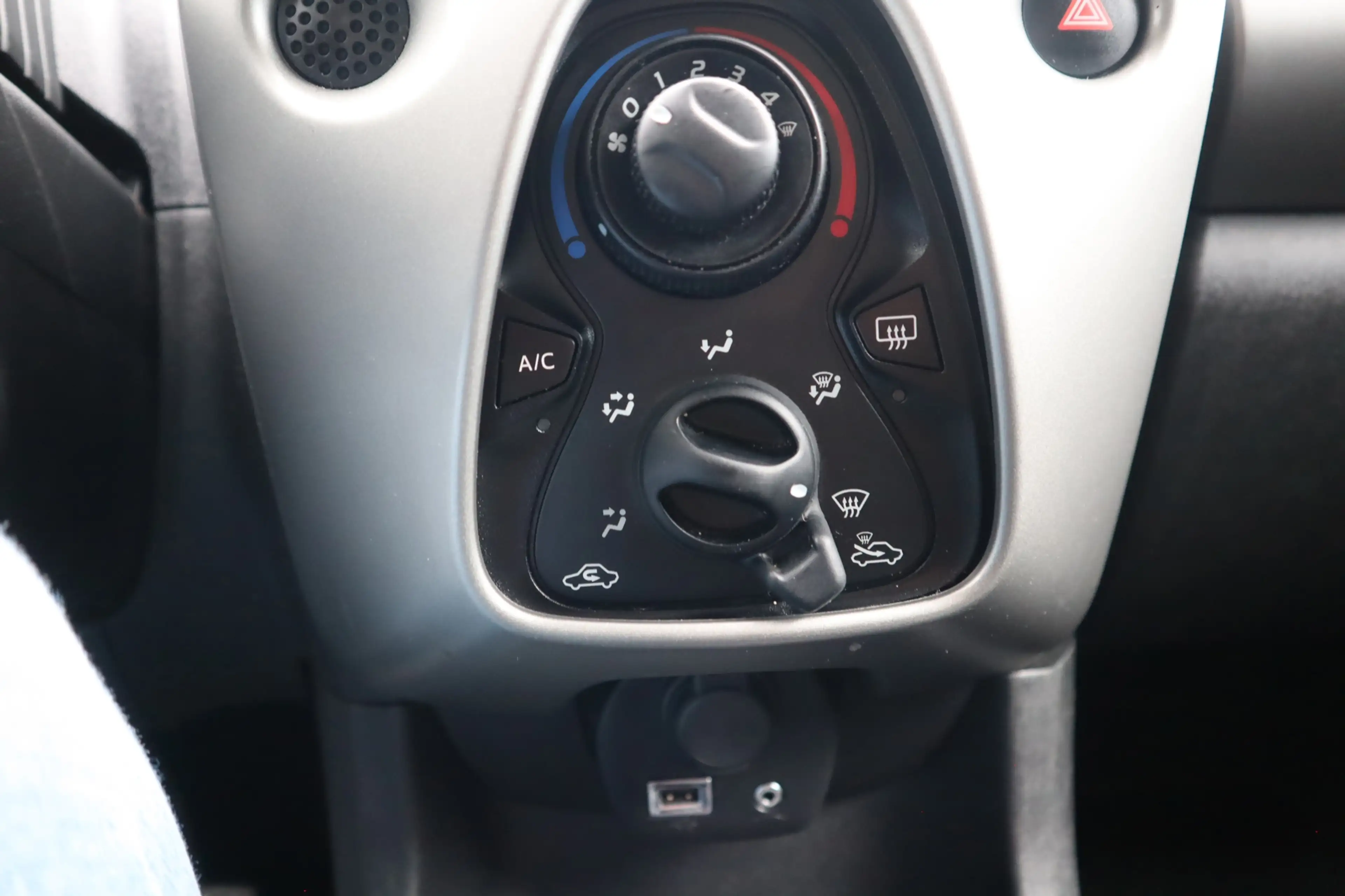 Peugeot 108 1.0 e-VTi Active — photo 13