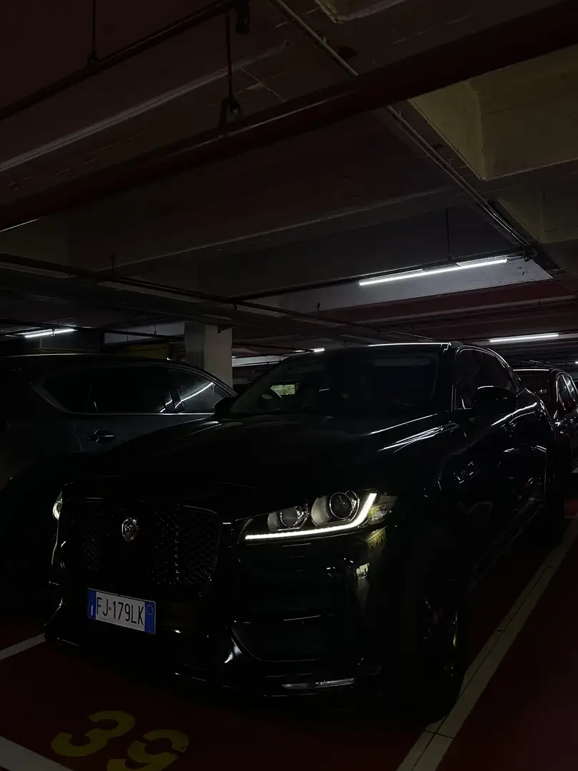 Jaguar F-Pace 2.0d R-Sport awd 180cv auto Nero - 2