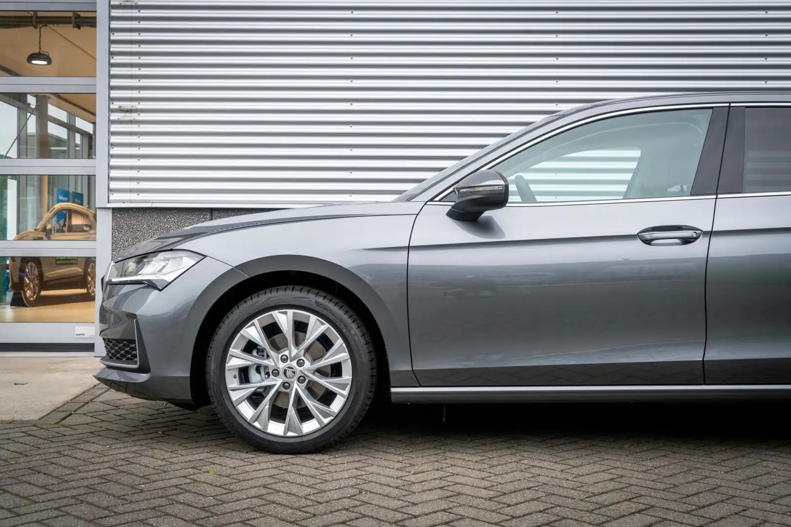 Skoda Superb 1.5 eTSI MHEV 150 pk First Edition |Trekhaak | A-u Grijs - 2