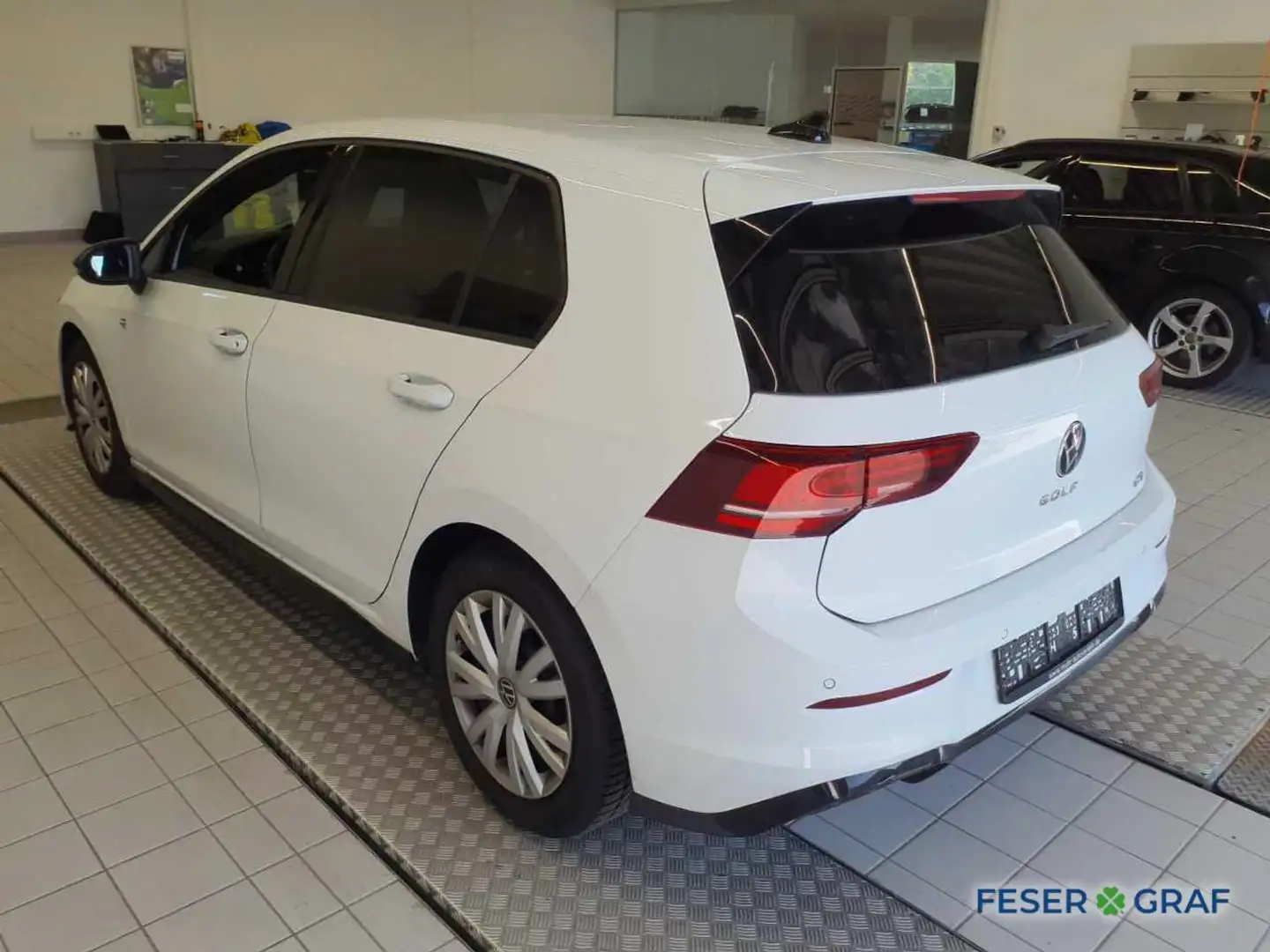 Volkswagen Golf VIII R-Line 1.5 eTSI DSG 150PS Weiß - 2