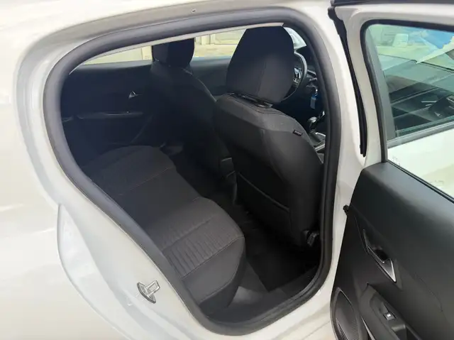 Peugeot 208 view 13
