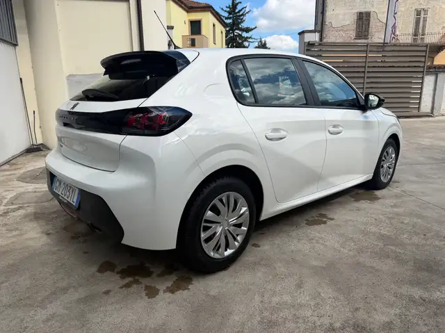 Peugeot 208 view 3