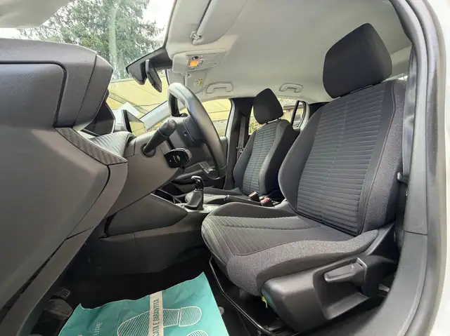 Peugeot 208 view 9