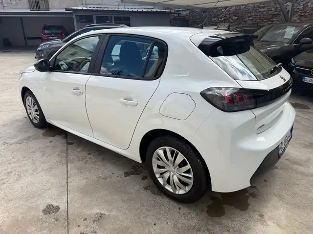 Peugeot 208 view 5