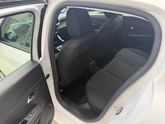 Peugeot 208 view 11