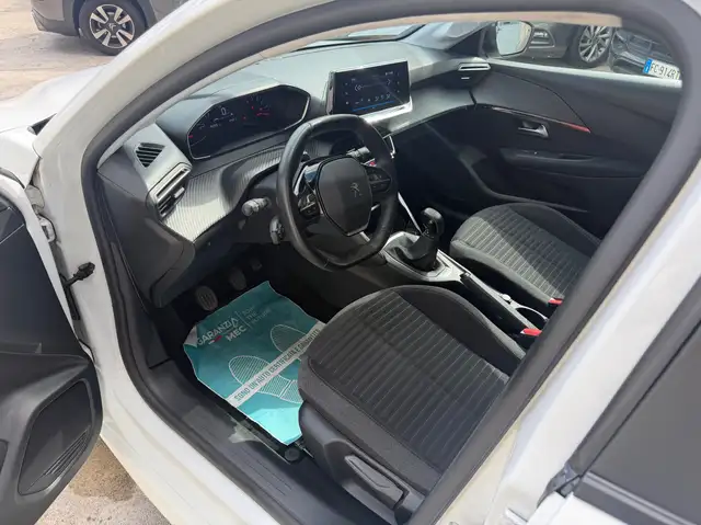 Peugeot 208 view 8