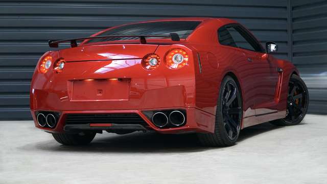 Imagine Nissan GT-R GT-R Black Edition