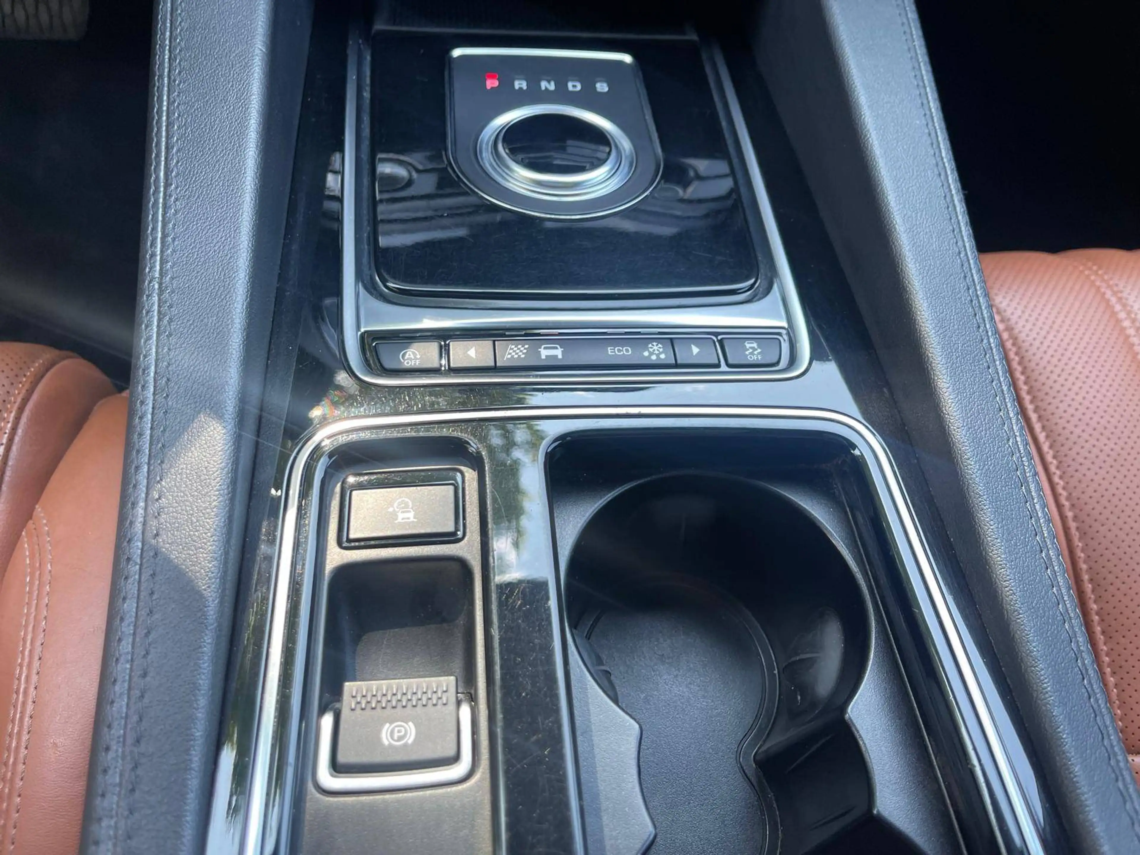 Jaguar F-Pace Portfolio AWD — photo 12