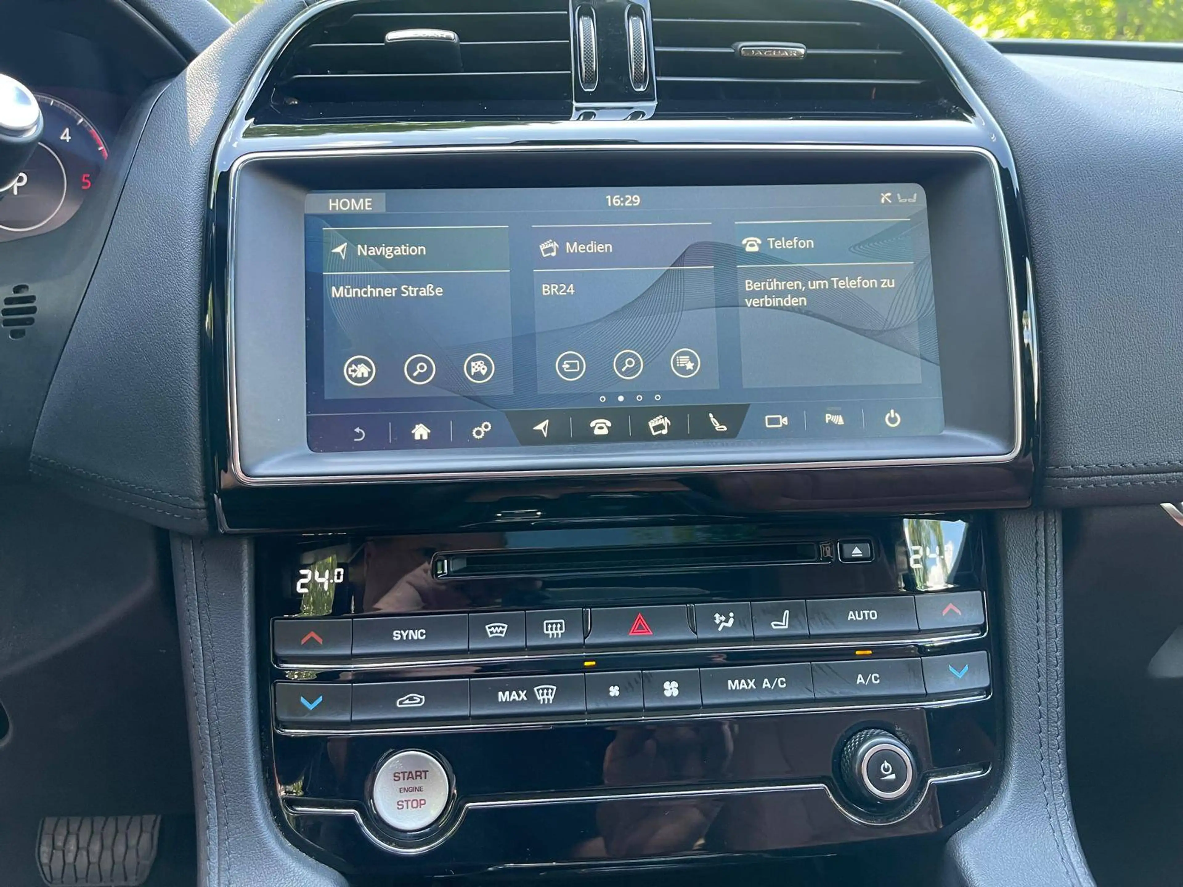 Jaguar F-Pace Portfolio AWD — photo 13