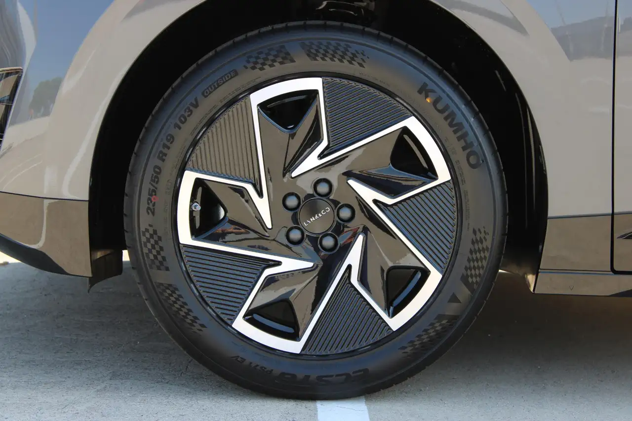 Lynk & Co 02