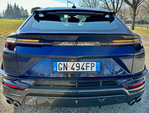 Lamborghini Urus view 5