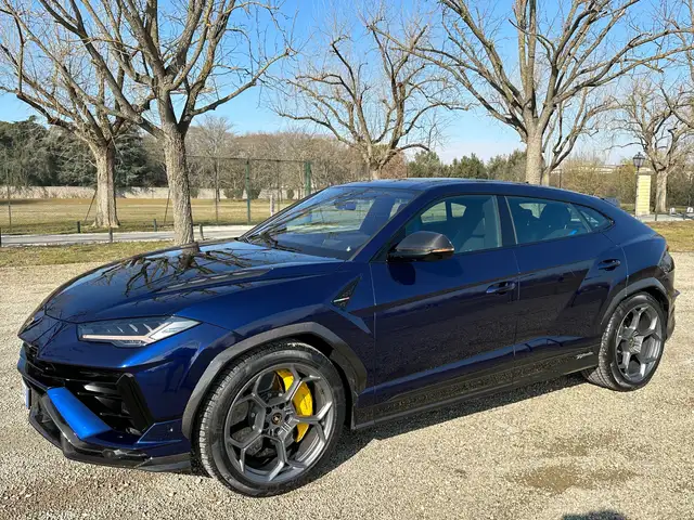 Lamborghini Urus view 4