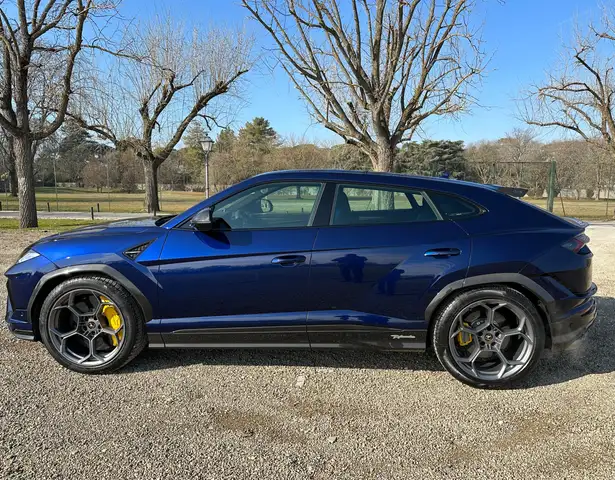 Lamborghini Urus view 2